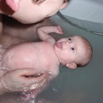 Samen met pappa zwemmen in bad 01