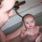 Samen met pappa zwemmen in bad 02